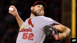 Michael Wacha se prepara a lanzar durante el segundo juego de la Serie Muncial contra los Medias Rojas de Boston. Hoy volverá a pitchar.