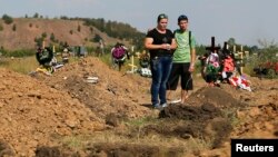 Kuburan warga sipil yang tewas akibat pertempuran di Donetsk, Ukraina timur (foto: dok). 