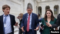 Le sénateur américain Joe Manchin (démocrate de la Virginie-Occidentale) parle aux journalistes alors qu'il quitte le Capitole des États-Unis, le 10 juin 2021. 