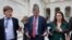 Le sénateur américain Joe Manchin (démocrate de la Virginie-Occidentale) parle aux journalistes alors qu'il quitte le Capitole des États-Unis, le 10 juin 2021. 