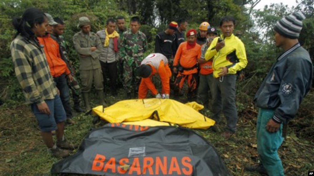 Tim SAR mengumpulkan kantong jenazah korban Sukhoi Superjet 100 dari sekitar kepingan pesawat yang jatuh di Gunung Salak, Bogor (11/5). Sekitar 50 penumpang pesawat naas tesebut dikhawatirkan tewas.