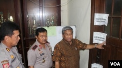 Menteri Pendidikan dan Kebudayaan Mohammad Nuh memeriksa gudang penyimpanan naskah ujian nasional di Polrestabes Surabaya, Sabtu, 5 April 2014 (VOA/Petrus Riski)