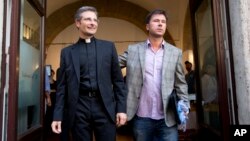 Monseñor Krzysztof Charamsa, izquierda también presentó a su novio, Eduard durante una conferencia de prensa.