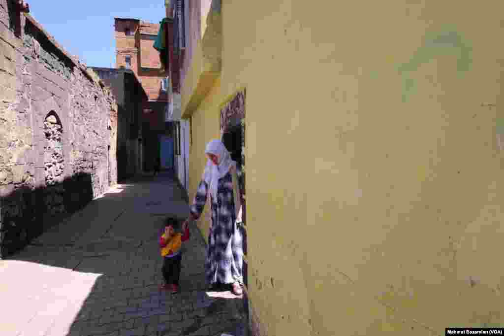 Sur'da geçen yılki sokağa çıkma yasağından sonra istimlak edilen evlerden tahliyeler&nbsp;