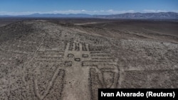 Pemandangan dari drone menunjukkan geoglif kuno 'El Gigante de Tarapacá' di lereng bukit 'Unita' dekat Kota Huara, di Gurun Atacama, Iquique, Chile, 28 Oktober 2024. (Foto: Ivan Alvarado/REUTERS)