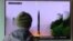 韩国民众正在观看电视播放的朝鲜发射导弹的资料录像