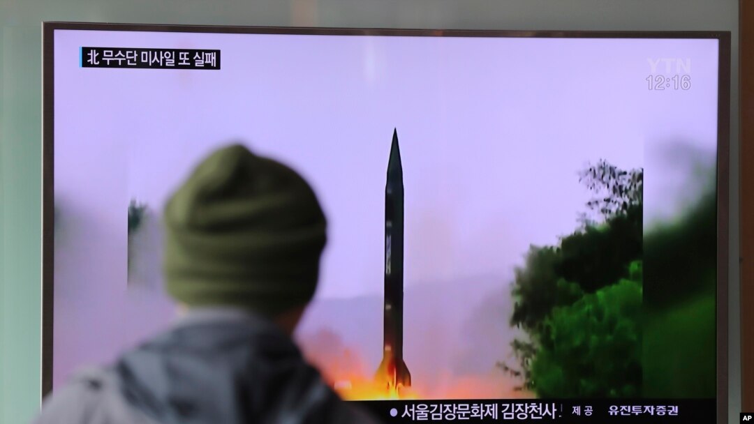 Seorang pria menyaksikan program berita di televisi di Stasiun Kereta Api Seoul yang menunjukkan citra peluncuran peluru kendali yang dilakukan oleh Korea Utara (20/10). Seoul, Korea Selatan (foto: AP Photo/Lee Jin-man)