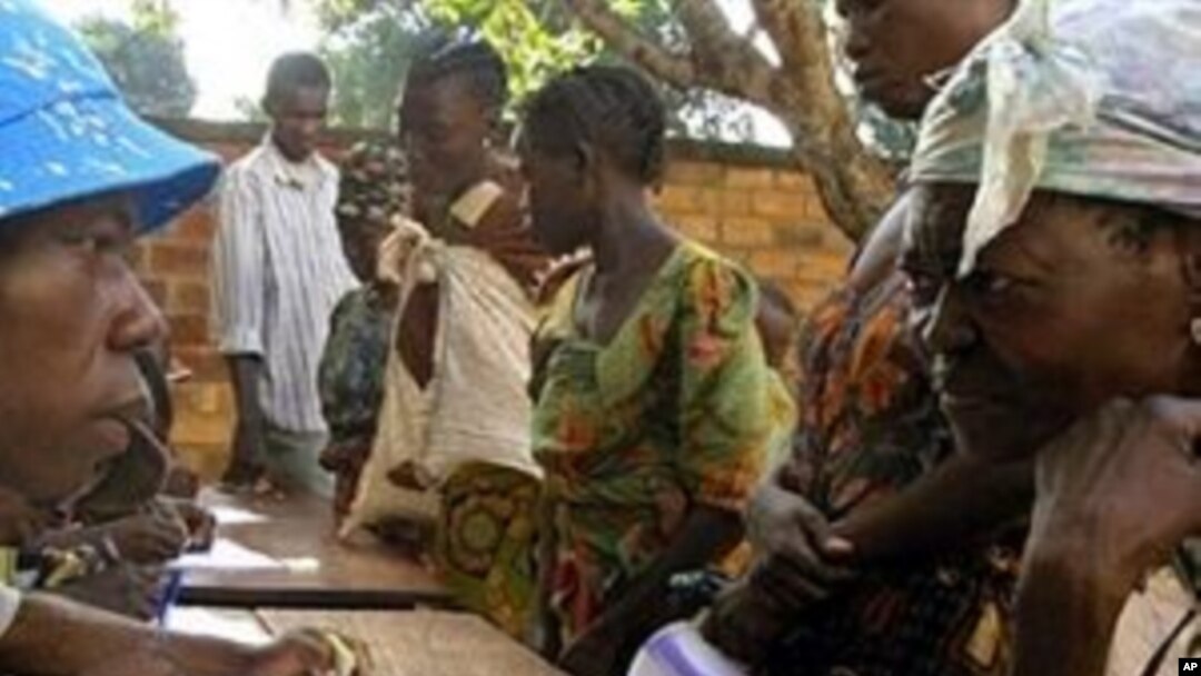 Women queue up during a food distribution by for the World Food Program (WFP/PAM) at the Saint-Pierre parish in Gobongo, in the northern suburbs of Bangui (File Photo)