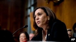 ARSIP – Sen. Kamala Harris, D-Calif., berbicara saat Jaksa Agung, William Barr bersaksi dalam sidang dengan Komite Kehakiman Senat terkait Laporan Mueller, Capitol Hill, Washington, D.C., 1 Mei 2019 (foto: AP Photo/Andrew Harnik, Arsip)