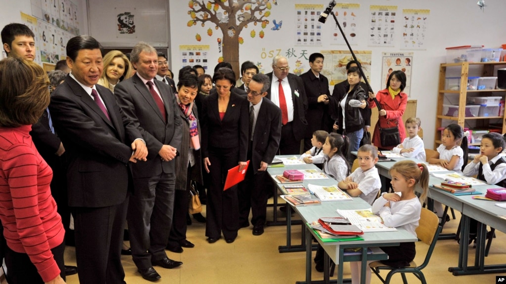 2009年10月16日，时任中国国家副主席的习近平在访问匈牙利期间访问一家中文双语小学。（资料照）(photo:VOA)