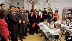 资料照：2009年10月16日，中国副主席习近平在访问匈牙利期间走访中文双语小学