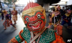 Aktor pemeran Hanuman dari kisah Ramayana tampil dalam parade di Bangkok untuk promosi pariwisata. (Foto: AP)