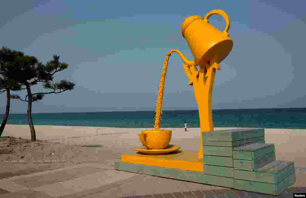یک اثر هنری به شکل قوری و فنجان قهوه در یکی از سواحل کره جنوبی &nbsp;