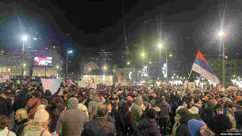 Na beogradskom Trgu Slavija u nedelju 22. decembra održan je veliki antivladin protest studenata i građana koji traže odgovornost za pad nadstrešnice železničke stanice u Novom Sadu 1. novembra i pogibije petnaestoro ljudi (Foto: VOA/Stefan Miljuš)