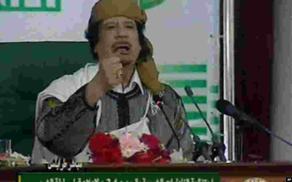 Mucaamaral Qadaafi oo jeedinaya khudbad, wuxuuna la hadlayay taageerayaashiisa magaaladaTripoli, March 2, 2011