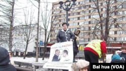2013年4月6日的莫斯科反政府集會中，一名示威者手拿標語呼籲抵制2014年索契冬奧會 (美國之音白樺拍攝)