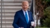 លោក​ប្រធានាធិបតី​ Joe Biden ដើរ​ចេញ​ពី​សេតវិមាន​កាលពីថ្ងៃពុធ ទី២៨ កុម្ភៈ ឆ្នាំ២០២៤។