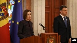 Predsjednica Maria Sandu prilikom saopštavanja informacije da je novi kandidat za premijera Moldavije Dorin Recean, 10. februara 2023. (AP/Aurel Obreja)