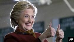 Calon presiden Hillary Clinton menyapa pendukungnya dalam kampanye di Pittsburgh, Pennsylvania, Sabtu (22/10).