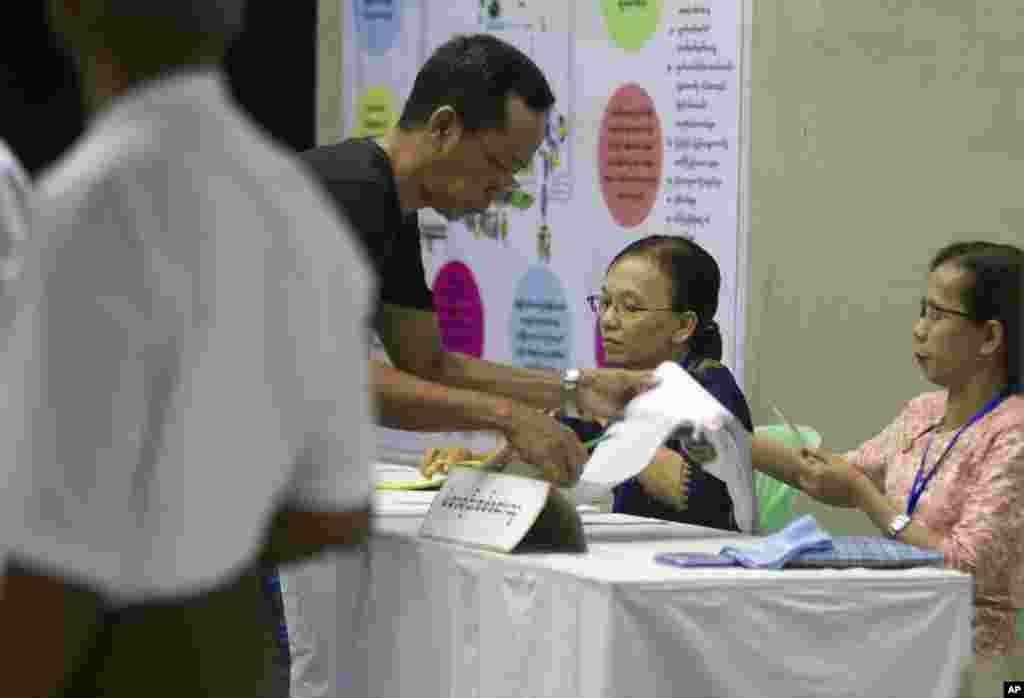ၾကားျဖတ္ေရြးေကာက္ပြဲ ရန္ကုန္မဲ႐ံုျမင္ကြင္း။ (ႏိုဝင္ဘာ ၃၊၂၀၁၈)