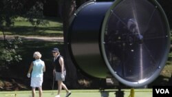 Un ventilador gigante les refresca la jornada a jugadoras de golf en Dallas, Texas