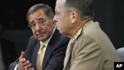 Sakatarenn tsaron Amurka Leon panetta daga hanun hagu.