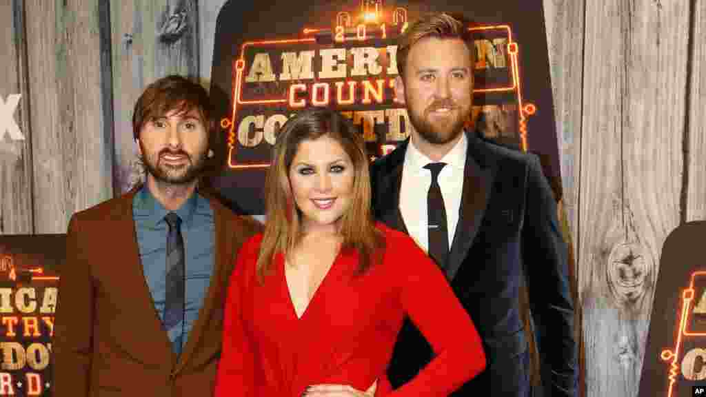 Le groupe Lady Antebellum, avec Dave Haywood, Hilary Scott et Charles Kelley, prend la pose lors de la cérémonie des American Country Countdown Awards. Nashville, 15 décembre 2014. &nbsp;