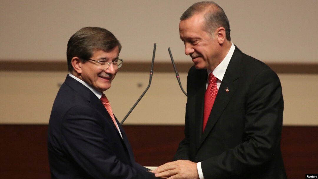 Menteri Luar Negeri Ahmet Davutoglu (kiri) diangkat sebagai PM baru Turki menggantikan Recep Erdogan (kanan), yang akan segera menduduki jabatan Presiden (21/8).
