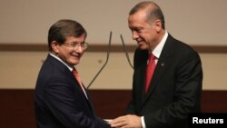 Menteri Luar Negeri Ahmet Davutoglu (kiri) diangkat sebagai PM baru Turki menggantikan Recep Erdogan (kanan), yang akan segera menduduki jabatan Presiden (21/8).
