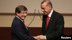 Perdana Menteri Turki Ahmet Davutoglu (kiri) dan Presiden Recep Tayyip Erdogan (foto: dok). Penyingkiran Davutoglu memicu perdebatan sengit di dalam partai AKP.