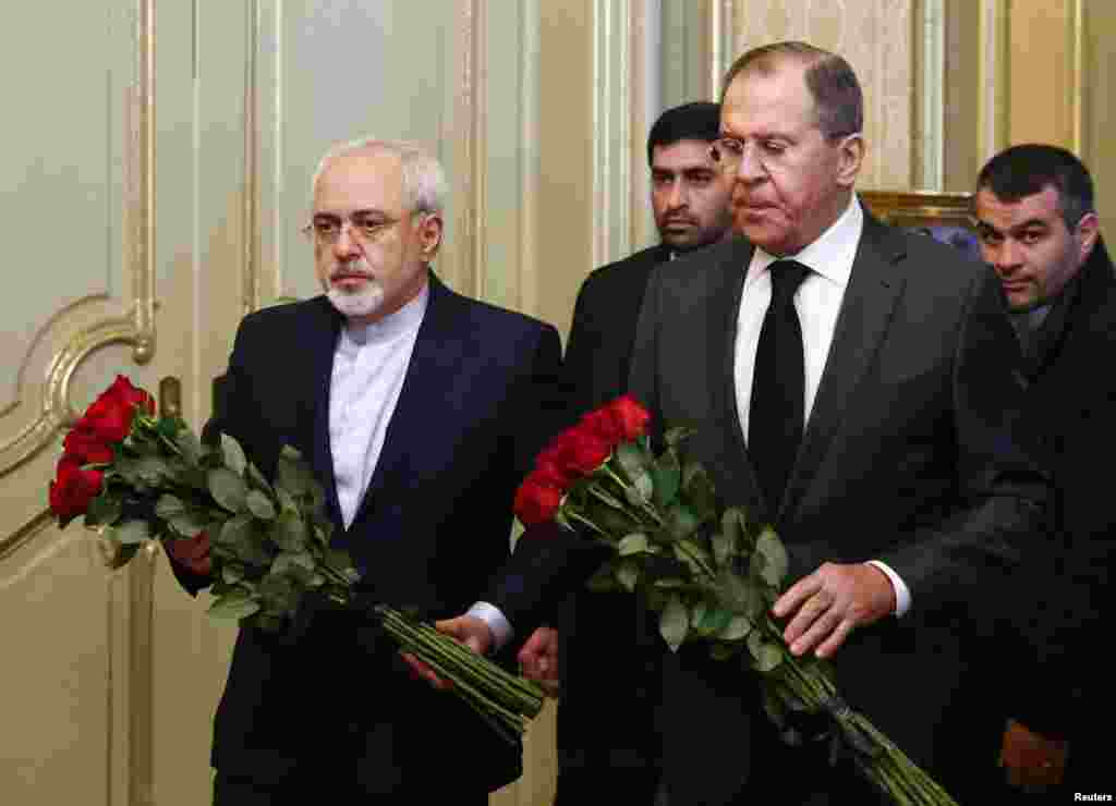 محمد جواد ظریف، وزیر امور خارجه ایران، همراه با سرگئی لاوروف، همتای روس به یاد سفیر روسیه گل می گذارند.