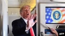 El presidente de EE.UU. Donald Trump habló a la prensa a bordo del Air Force One.