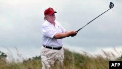 رئیس جمهور ترمپ گاهگاهی گلف بازی می‌کند