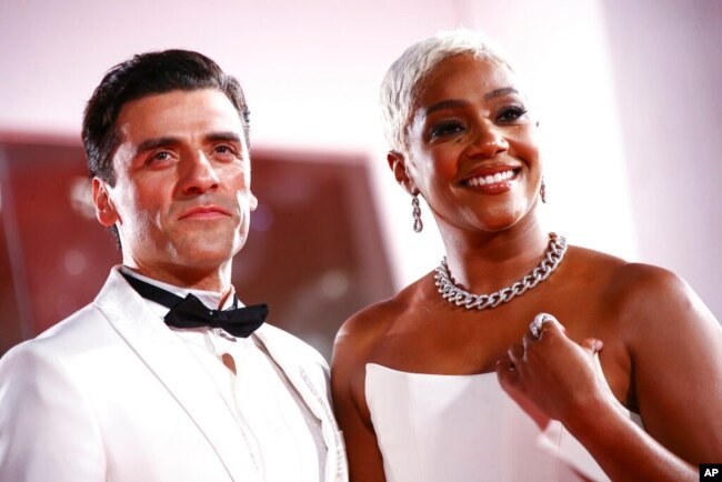 Oscar Isaac (kiri) dan Tiffany Haddish di acara pemutaran perdana film "The Card Counter" di festival film Venice, di Italia, 2 September 2021 (Joel C Ryan/Invision/AP)