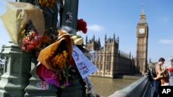 Bunga ungkapan duka terlihat di jembatan Westminster untuk mengenang serangan teror 22 Maret di London, Jumat 7 April 2017. (Foto: dok).