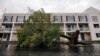 Un árbol caído y una inundación rodean el estacionamiento de un hotel tras el paso del huracán Dorian en Wilmington, Carolina del Norte, el viernes, 6 de spetiembre, de 2019.