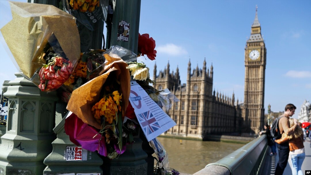 Bunga ungkapan duka terlihat di jembatan Westminster untuk mengenang serangan teror 22 Maret di London, Jumat 7 April 2017. (Foto: dok).