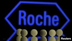 Tablet obat Roche terlihat di depan logo Roche dalam sebuah foto ilustrasi. (Foto:Reuters)