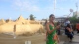 همه جای دنیا عده ای سلفی گرفتن را دوست دارند. به ویژه اگر تنها سفر کنند.