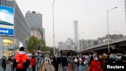  7일 중국 베이징에서 마스크를 착용한 시민들이 신호등을 건너고 있다. 