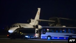 Chiếc máy bay Falcon 900 của Không quân Thụy Sĩ chở những cựu tù nhân người Mỹ được Iran phóng thích trên đường băng ở Geneva, ngày 17 tháng 1, 2016. 