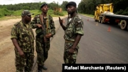 Des soldats angolais à un poste de contrôle sur la route entre Cabinda et Belize, le 16 janvier 2010. (Photo: REUTERS/Rafael Marchante)