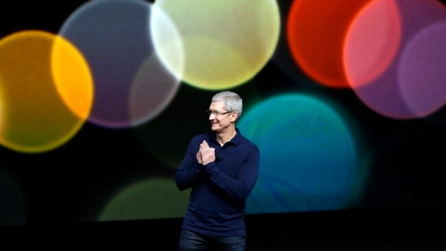 美国苹果首席执行官库克在旧金山新产品发布会上