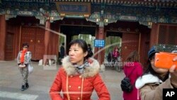 遊人在北京大學入口拍照留念