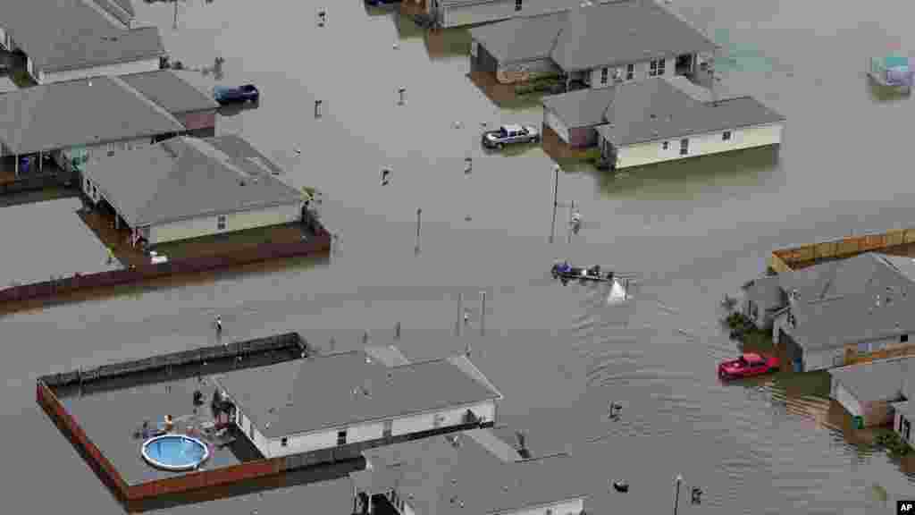 Vue aérienne d&#39;un quartier inondé après de fortes pluies le 13 août 2016.