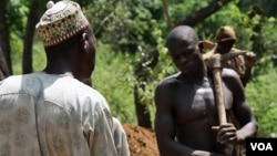 Local mining officials mediate disputes when a particularly large chunk of gold is discovered at this Zamfara mine (VOA - H. Murdock).