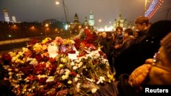 ရုရှားအတိုက်အခံခေါင်းဆောင် Boris Nemtsov ပစ်သတ်လုပ်ကြံခံခဲ့ရတဲ့နေရာမှာ လူတွေ အမှတ်တရ လွမ်းသူ့ပန်းများလာရောက်ချထားကြပုံ။ (ဖေဖော်ဝါရီ ၂၈၊ ၂၀၁၅)