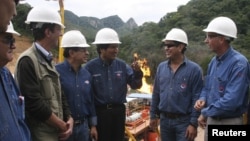 El presidente de Bolivia, Evo Morales (tercero desde la derecha) inspecciona un campo de gas natural de YPFB, en Santa Cruz.