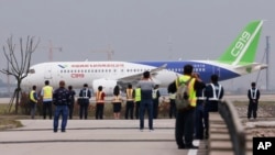  A Chinese-made C919 passenger jet prepares to take off on its first flight at Pudong International Airport in Shanghai, May 5, 2017. The maiden flight is a symbolic milestone in China's long-term goal to break into the Western-dominated aircraft market.