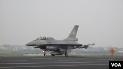 资料照片：2011年4月12日，台湾空军的美制F-16战斗机演习高速路上起降。F-16原由通用动力公司制造，目前的制造商是洛克希德·马丁公司。